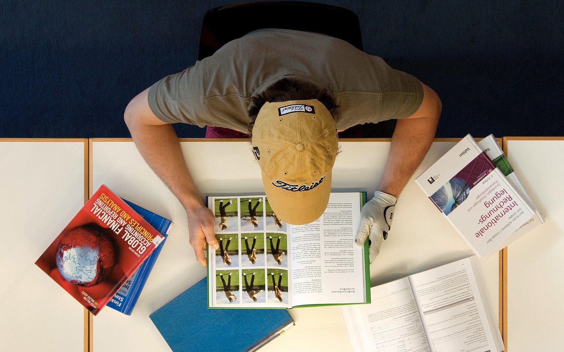 Unigolftour Schreibtisch